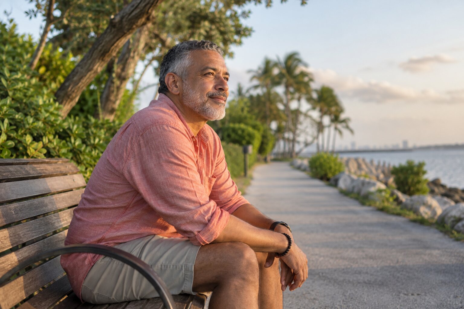 Hombre haciendo una pausa consciente frente al mar